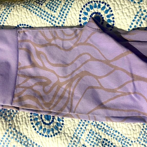 Fabletics high waisted seamless leggings. Size large, color frosted lilac. - Picture 3 of 3